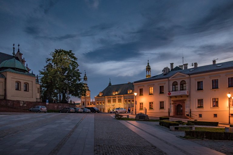 katedra plac evening.jpg