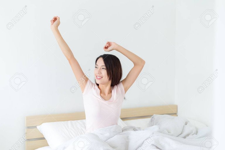 60608714-alegría-de-la-mujer-feliz-alegre-despertar-con-una-sonrisa.jpg