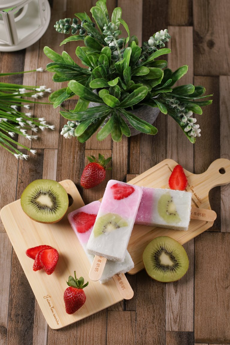 strawberry and kiwi popsicle fresh.JPG