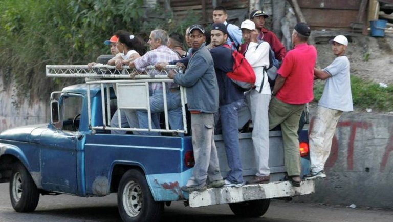 falta-de-transporte-pblico-obliga-a-las-personas-a-trasladarse-en-camiones193.jpeg