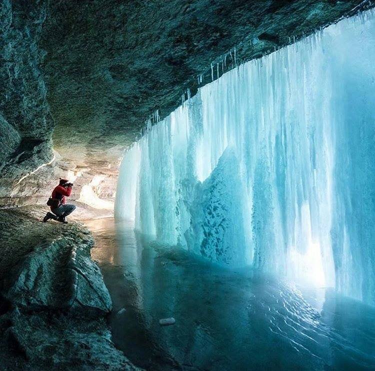 El otro lado de la cascada de minnehaha en Minnesota.jpg