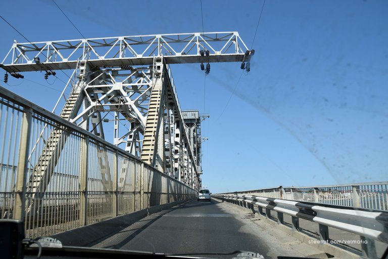 Aby umożliwić żeglowność na Limanie most jest podnoszony