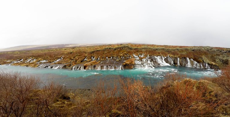 Hraunfossar Watervallen.jpg