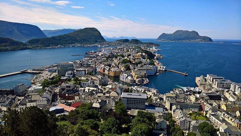 1200px-Ålesund_2017.07.21.jpg