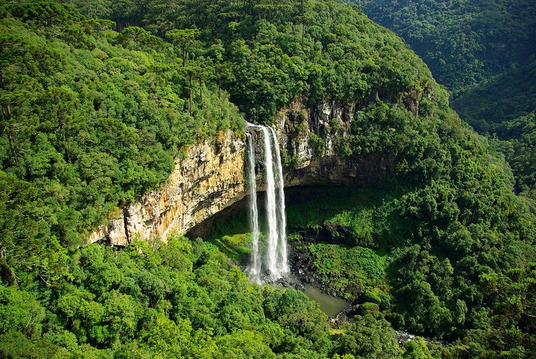 1200px-Caracol_Falls.jpg