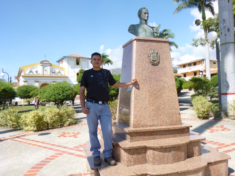 EN LA PLAZA BOLIVAR LA MESA.JPG