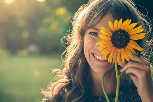 mujer-alegre-con-un-girasol-en-la-cara.jpg