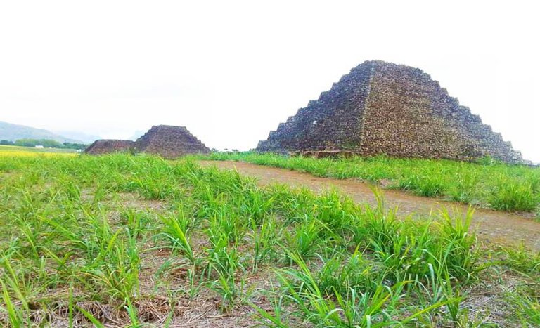 Mauritius Pyramids.jpg