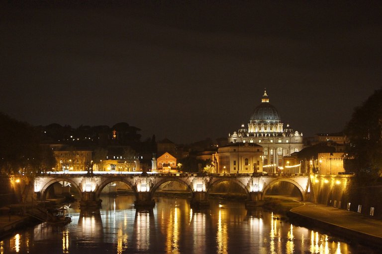 st-peters-basilica-741690_1280.jpg