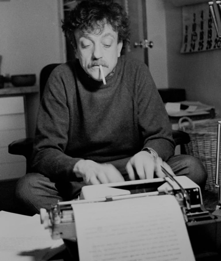 kurt-vonnegut-462477135-photo-santi-visalli-getty-images.jpg