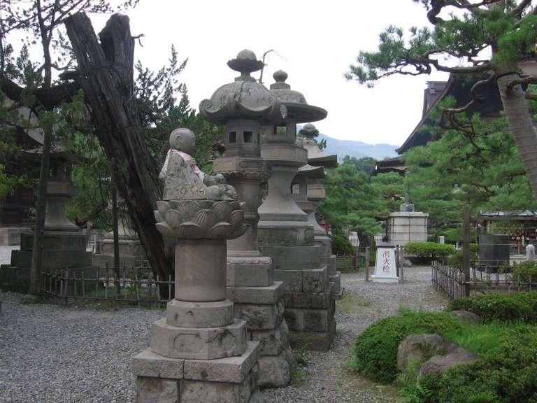 43 zenko-ji in nagano (7).jpg