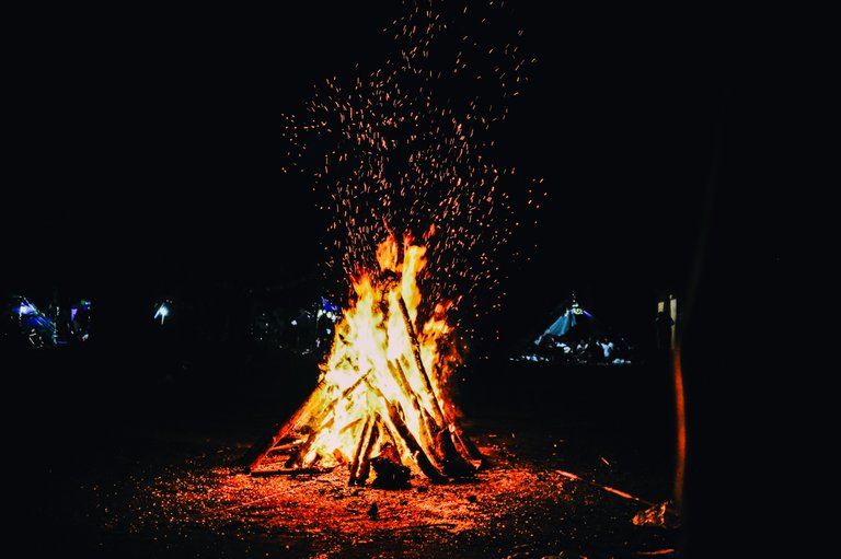 bonfire-during-evening-1629159.jpg