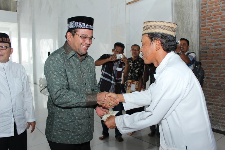 VPD PT Arun, Del Yuzar serahkan bantuan pembangunan Islamic Center kepada Walikota Lhokseumawe.JPG