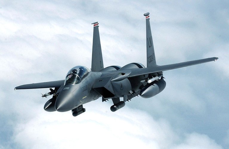 800px-F-15E_Strike_Eagle_banks_away_from_a_tanker.jpg