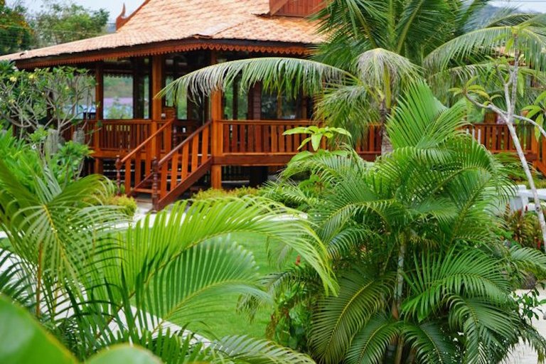 Lush-Greenery-and-wooden-lodges-perfect-696x464.jpg