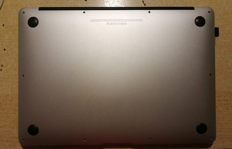 Macbook 8 Schrauben.jpg