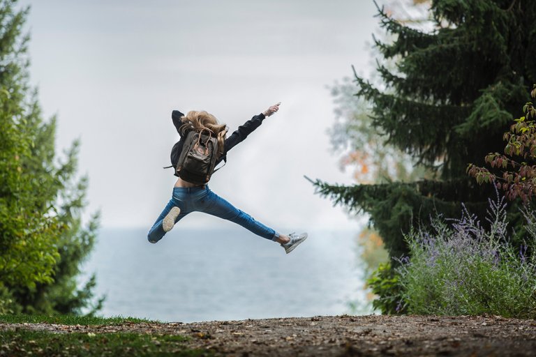 backpack-blonde-hair-blur-214574.jpg