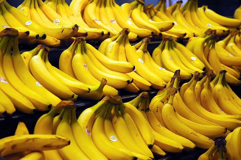 1024px-Bananas.jpg