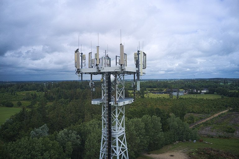 1280px-2019-07-21_-_Vodafone_5G_Standort_Hattstedt1.jpg