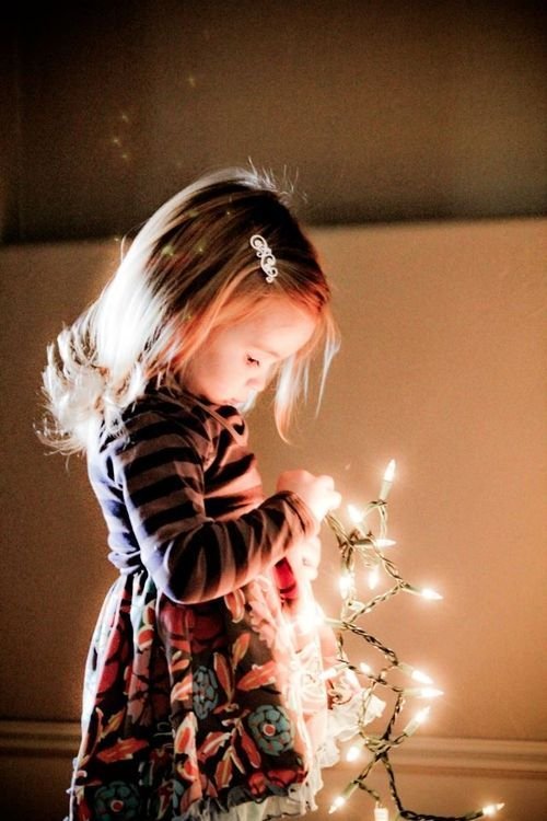 9d47d72b0864a37a136c950f73640e6b--christmas-photography-kids-christmas-lights.jpg