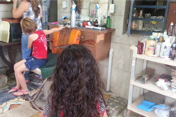 niñas listas para vender su pelo , peluqueria particular.jpg