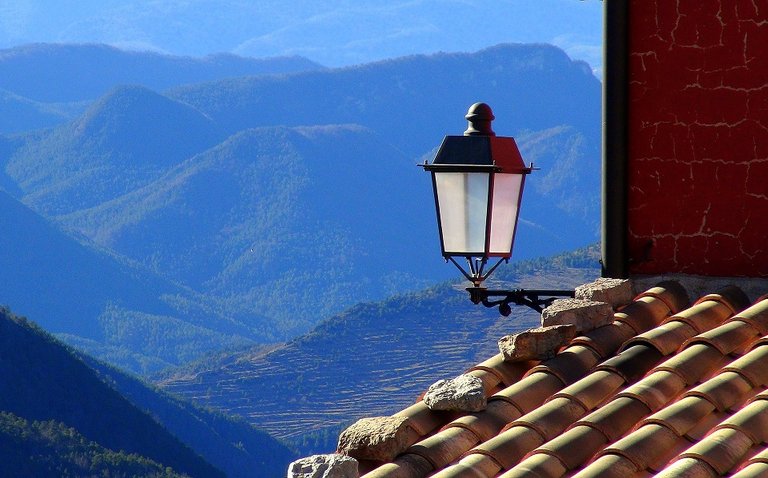 Farol en el techo de una casa de pueblo (fachada)