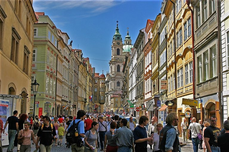 Prague_crowd_Malá_Strana.jpg