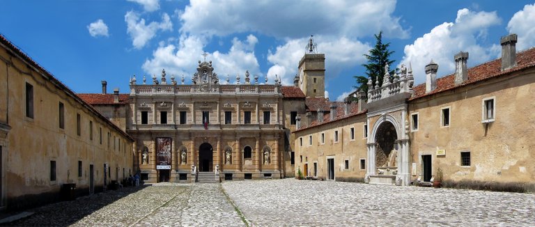 Padula_certosa_cour.jpg