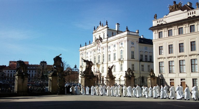 Průvod do nebe - duchovní a Arcibiskupský palác.jpg