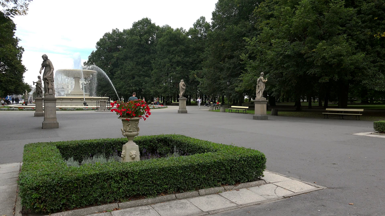 fountain-in-saxon-park-in-warsaw-poland-4k_b01rm8v1g_thumbnail-full01.png