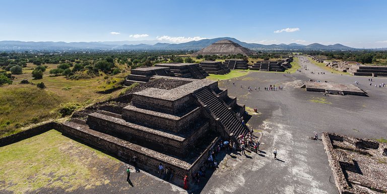 1280px-Teotihuacán,_México,_2013-10-13,_DD_48.JPG