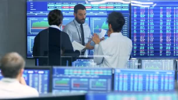 depositphotos_219943674-stock-video-three-experienced-stock-traders-talking.jpg