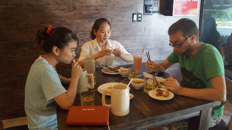 2015-12-30 JA GROUP 2 VN GIRLS EAT AT RESTAURANT.jpg