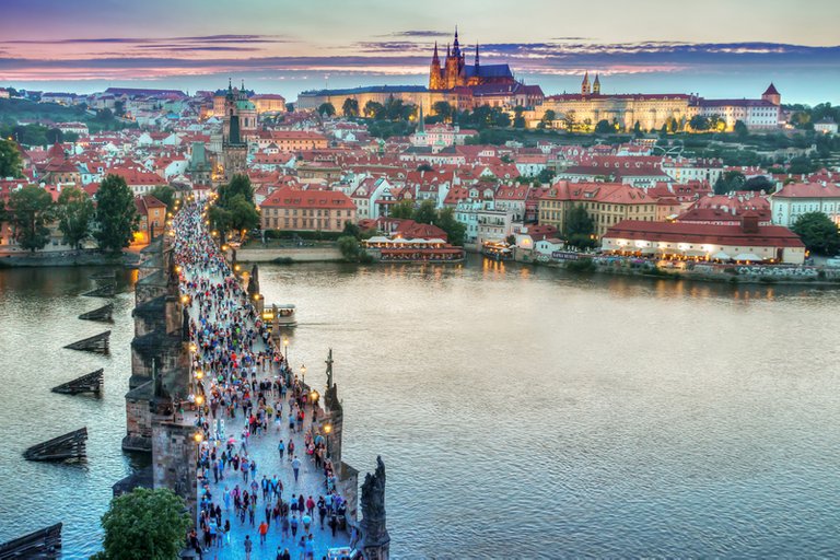 people-on-the-bridge-with-cityscape-in-prague-czech-republic_800.jpg