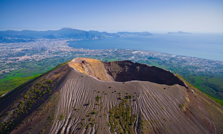 mount-vesuvius-118385602.jpg