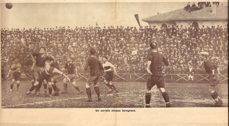 Bologna_F.C._-_Genoa_C._&_F.C._1924-25.jpg