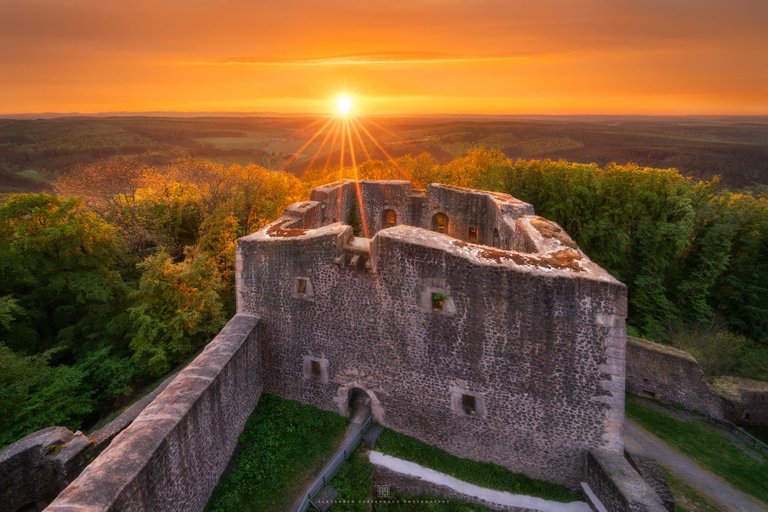 Sunset over castle Weidelsburg.jpg