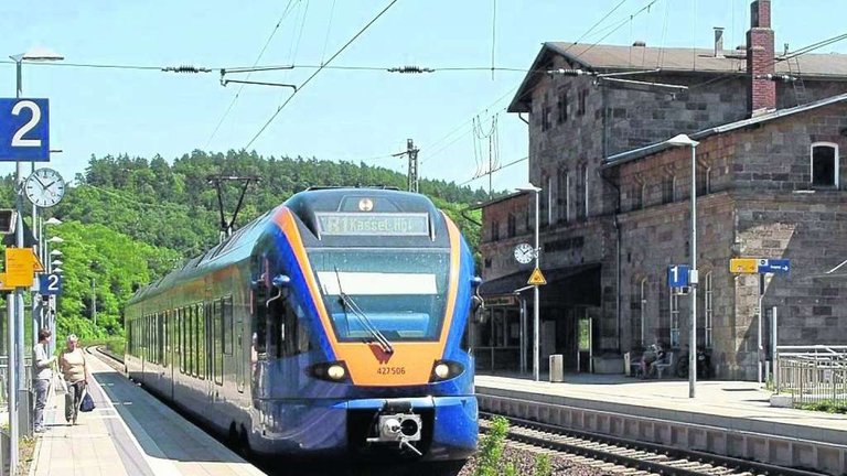 1477301724-neue-bahnsteige-knapp-zwei-jahren-wurde-sanierte-bahnhof-witzenhausen-eroeffnet-bahnsteige-wurden-an-UoRaY3EP5a7.jpg