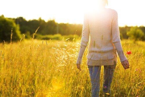 mujer-con-una-flor-recordando-frases-de-superación-y-motivacion-personal-1.jpg