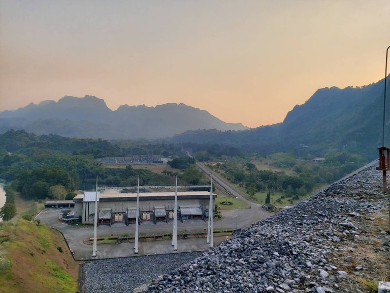 Vajiralongkorn Dam17.jpg