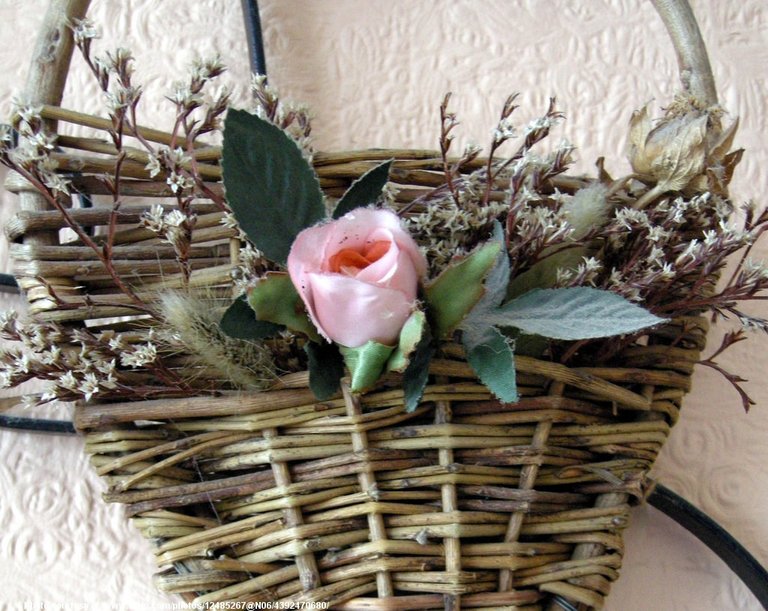 SinglePinkRoseInBasket-090418.jpg