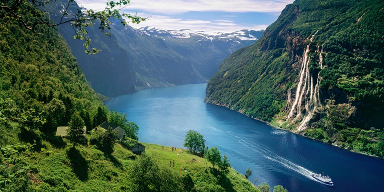 unesco-geirangerfjord-skagefla-waterfall-2-1_6cc6a64a-a204-432e-8753-01ef2080f24e.jpg