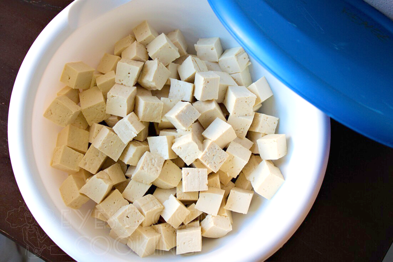 EyesClosedCooking-CrispyBakedTofu---03.png