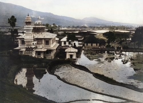 Masjid di Sungai Puar, Bukittinggi, 1880. Stoop. Colorized..jpg