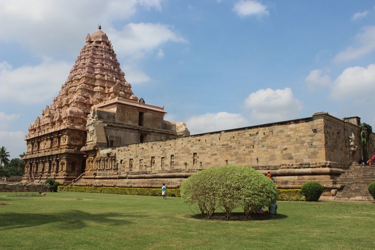 Side_View_of_Gangaikonda_Cholapuram_Temple..JPG