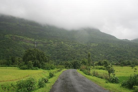 road-to-amruteswar-bhandardara.jpg