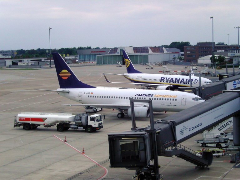 Boeing_737_Hamburg_International+Ryanair.jpg