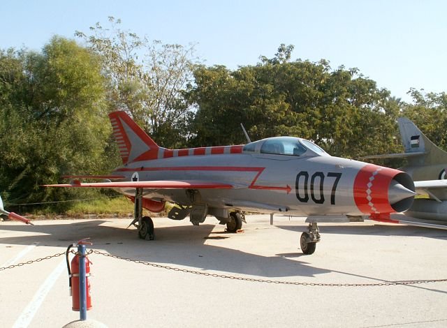 640px-Hatzerim_201206_MiG21.jpg