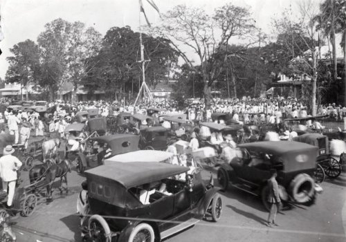 Demonstrasi Menentang Aneksasi Belgia atas Belanda, Surabaya 1919. J. H. Luksen-Het Leven..jpg