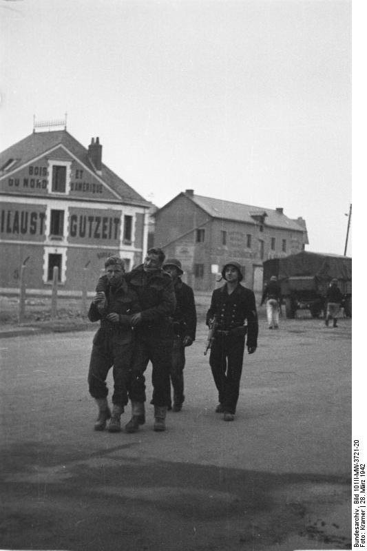 Bundesarchiv_Bild_101II-MW-3721-20,_St._Nazaire,_britische_Kriegsgefangene.jpg